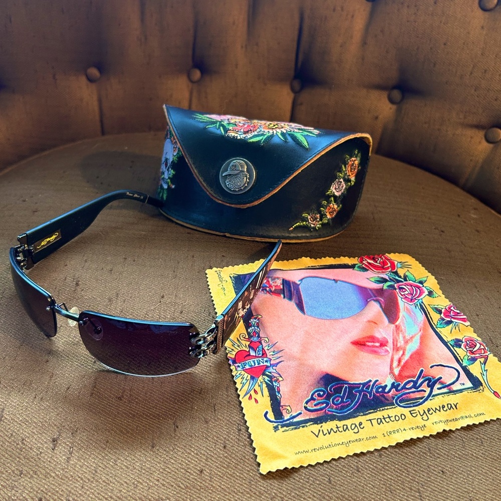 Rare Vintage Ed Hardy Sunglasses with case and cloth wolf loverboy tattoo skull